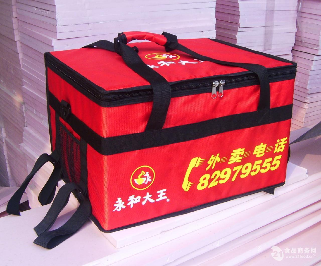随着工作与生活节奏的不断加快,大多数的上班族为了节省工作与生活的时间开始选择快餐食品,因此快餐行业也开始风生水起。为了保证快餐的新鲜与温度,无论是为了储存食品,还是为了送外卖,都要用到保温箱。 ZHS牌各类多功能外卖保温箱,送餐箱,软把手提保温箱,面料上采用夹网布,可防水防油,抗褶皱能力与抗撕裂性能力强,并且耐磨擦。内里采用环保的铝箔贴合加厚保温棉,中间加8mm超密保温棉,贴内里有2cm高密度板支撑,保温效果超好。兼具超强保温性能与使用性能,且使用