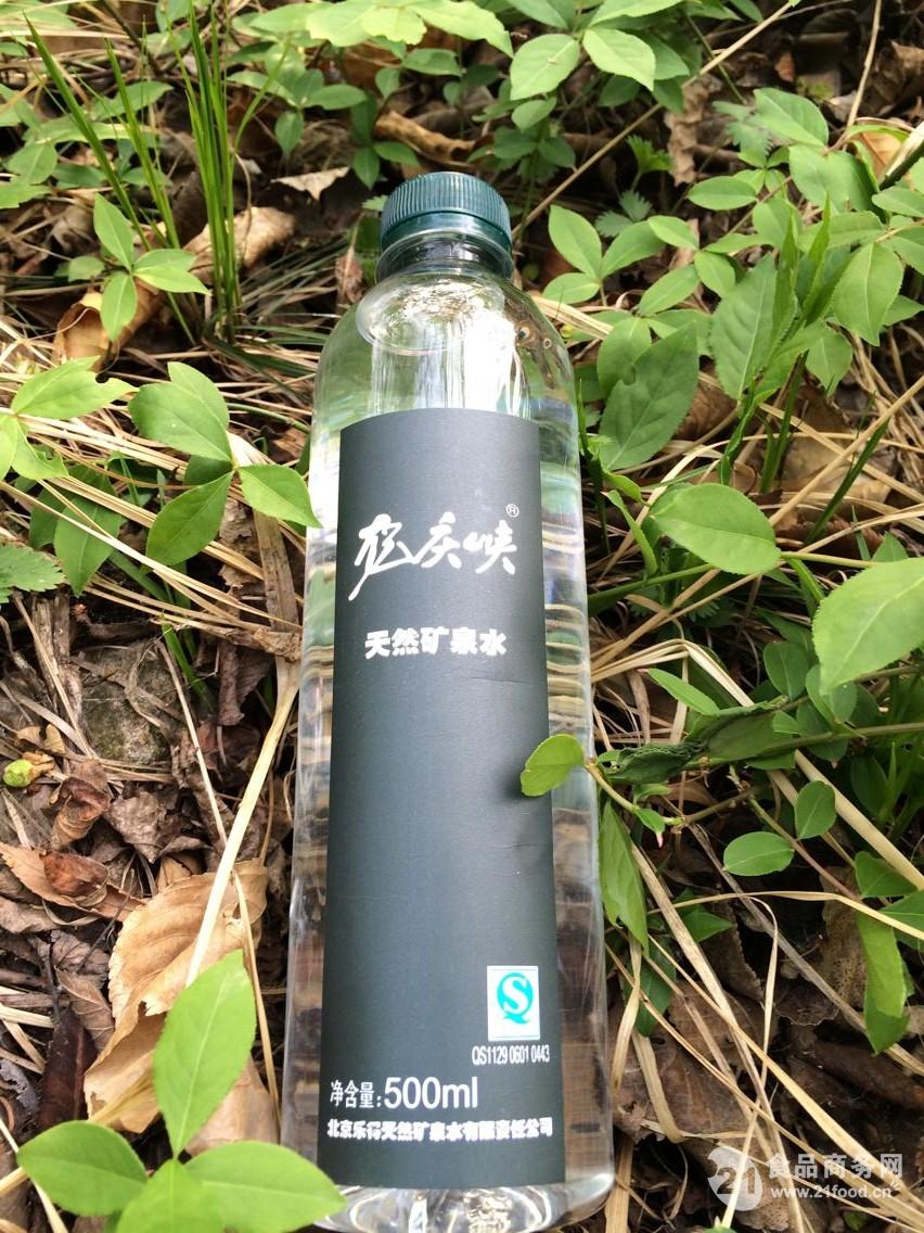 西安恒锐德塑料制品有限公司是西北规模化大中型塑料容器纯净水桶专业生产企业,是生产出口用塑料纯净水桶的企业,陕西省科委认定的高新技术企业,陕西省出口包装容器纯净水桶定点生产企业。公司年生产各类纯净水桶能力每天5000只的生产量,各类专业技术人员68人。主要塑纯净水桶生产设备有德国引进。生产设备先进,技术力量雄厚。是ISO9001国际质量体系认证企业。是国内纯净水桶系列产品最全的生产企业。 公司生产主要有纯净水桶系列、纯净水