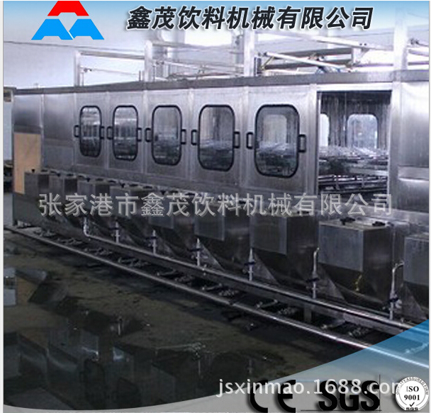 三合一全自动大桶矿泉水生产线:本设备由冲洗,滴干,灌装和压盖一体主机组合成,适用于3-5加仑桶装饮用水的灌装生产。冲洗过程分三道工序;碱性液态除污剂内,外冲洗消毒水内,外冲洗纯净水内,外冲洗。碱性水,消毒水可循环使用。整个冲洗灌装封盖过程采用了PLC电脑控制,本设备有连锁,信号,自测等安全装置。整机由优质不锈钢制成,符合食品卫生要求,结构合理,操作方便,动作准确是目前桶装饮用水生产线的理想设备。 三合一全自动大桶矿泉水生产线是专供5加仑桶装饮用水生产线的核心设备。是矿泉水、蒸馏水、纯净水生产的理想备。
