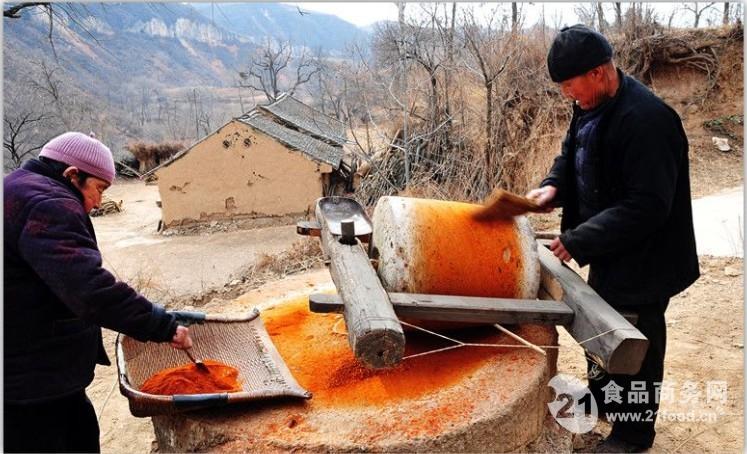 辣椒工厂生产的腌制方法图解_图解大全 陕西油泼辣椒机械厂 514辣椒机械厂,依托陕西油泼辣椒传统工艺,生产的电碾槽,通过对辣椒的搓,揉,碾,压(完全不同于一般的粉碎加工),可使辣椒色更红艳,味更香辣,悬浮飘汤美。用它制作辣椒红油出油卒提升30%,有三大系列二十余款,配有小轮象小推车一样移动方便。旅游业使陕西八大怪之一的---陕西油泼辣椒,地方美味受到全国各地美食者的喜爱。引赶起的民众消费,使全国各地求购电碾槽者越来越多。514辣椒机械厂,电碾槽起家近三十年,电碾槽曾一度在大西北脱销供不应求,使家庭小作坊式生产工厂化,。旅游业又使企业活力倍增,