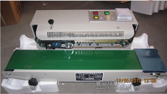 FR-900系列自动塑料薄膜封口机连续封口机的工作原理:采用电子恒温控制和自动输送装置,可控制各种不同形状的塑料薄膜带,能在各种包装流水线上配套使用,其封口长度不受限制。将塑料包装袋连续不断地由传送送进封口冷却滚花或印字(压痕或油墨印字) 连续封口机的配置: 可配压花轮和印字轮,能在封口同时印上出厂日期,保质期,保存期等标志,封口花纹及标志字迹清晰美观。封口印字可一次完成,日期、批号随需要更换,使用方便、符合物品的食品卫生法规定。 连续封口机的优势: 适用于医药、农药、食品、日化、润滑油等行业的铝箔袋,塑